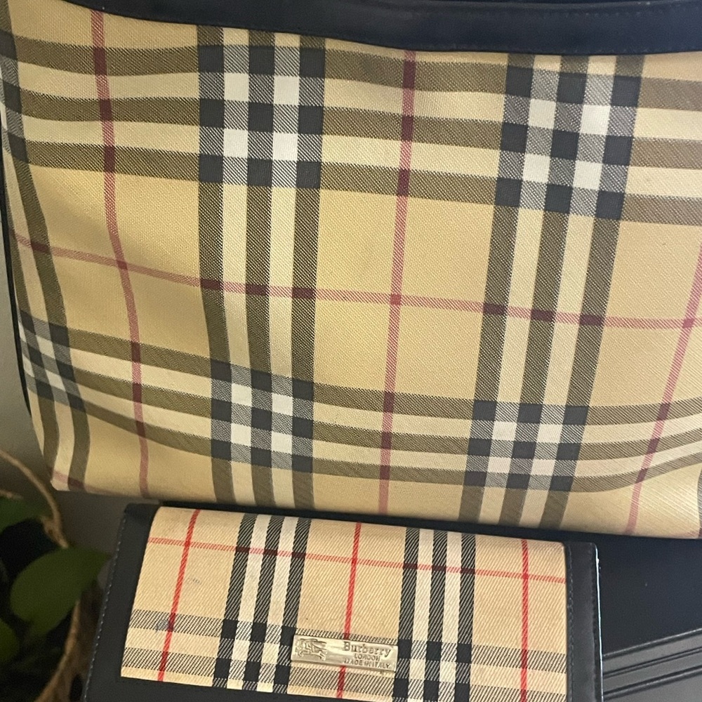 Burberry Beige and Black Plaid Tote with Wallet - Picture 2 of 13